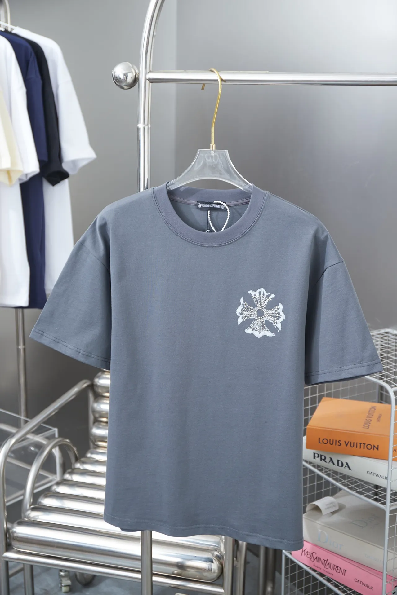 🅿️200 Chrome Hearte 25SS early spring new model, printed hot diamond short sleeves, light luxury, a must-have item for daily commuting for men and women, correct version, welcome to compare, detailed features · 280 grams of 100% pure cotton double yarn jersey fabric · Special thickened 32 pieces of double-strand 1X1 thread in the same vat · Environmentally friendly screen hand printing ➕ Imported Australian matte pearl diamond ➕ Three-dimensional wow glue high temperature hot pressing · Double-needle sewing and cross-seam technology · Original main mark, washed tag, branded moisture-proof paper packaging Color: black/white/grey Size: S/M/L/XL